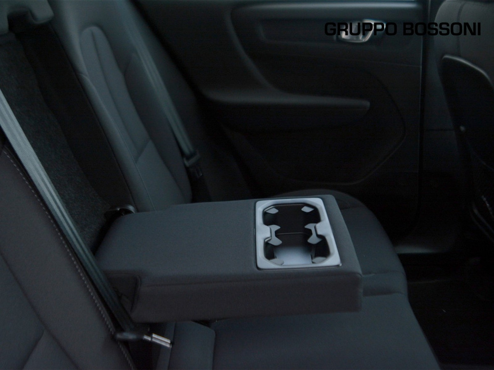 6 - Volvo XC40 single motor plus rwd edt