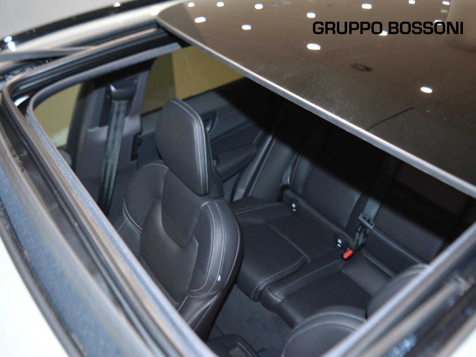 17 - Volvo XC60 2.0 t6 plug-in hybrid ultra black edition awd automatico