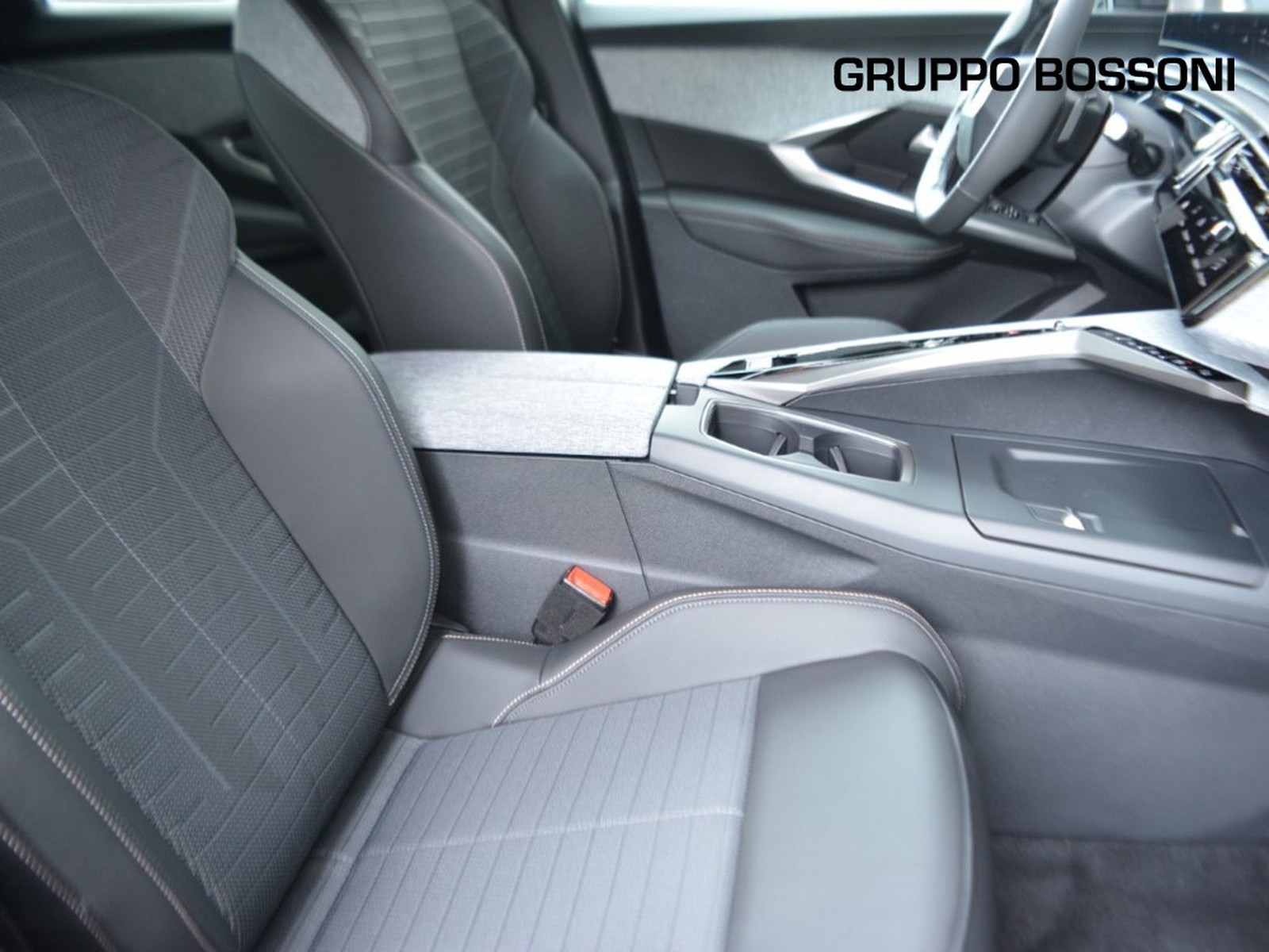 5 - Peugeot 3008 73 kwh allure 210cv