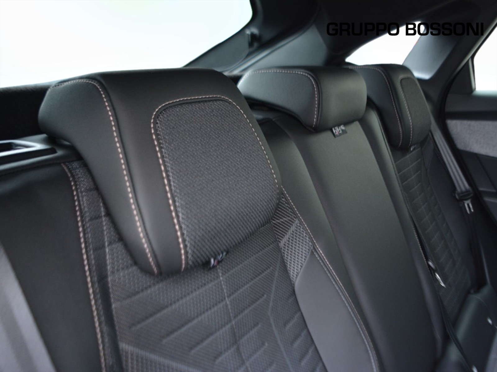 6 - Peugeot 3008 73 kwh allure 210cv