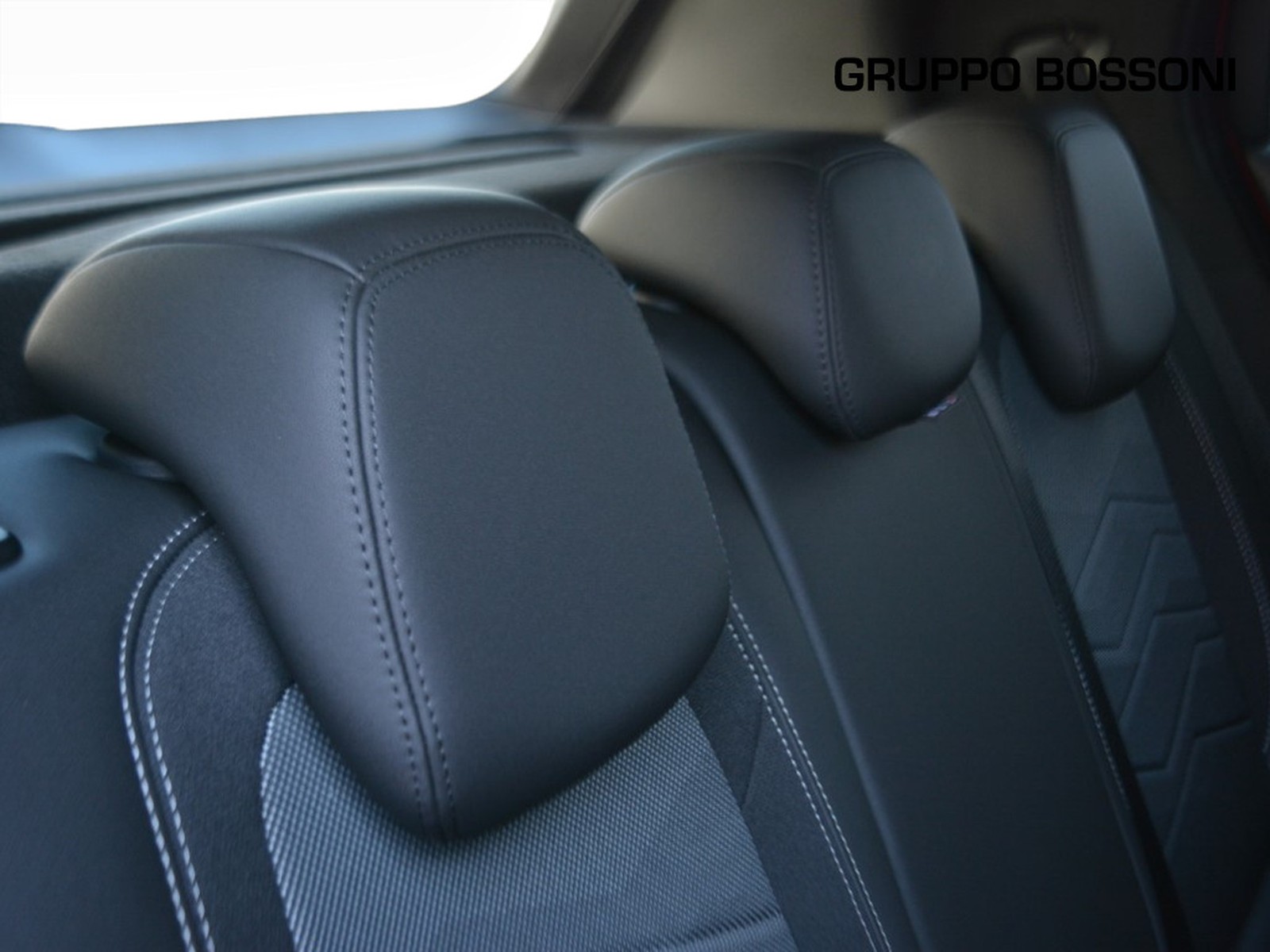 6 - Jeep Avenger 1.2 turbo 100cv altitude fwd