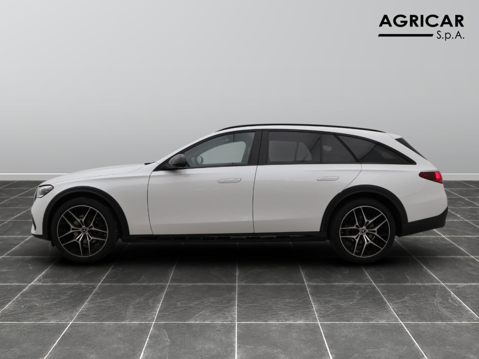 3 - Mercedes Classe E station wagon all-terrain 220 d premium 4matic 9g-tronic