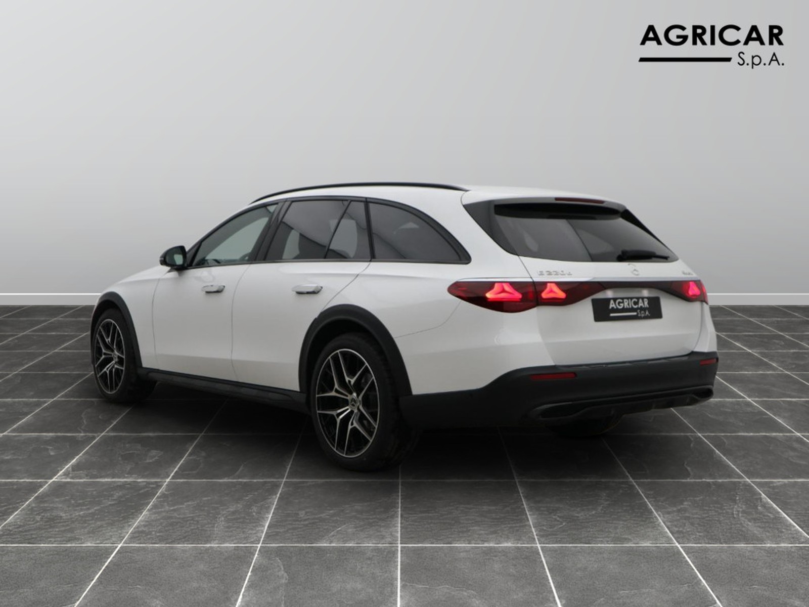 5 - Mercedes Classe E station wagon all-terrain 220 d premium 4matic 9g-tronic