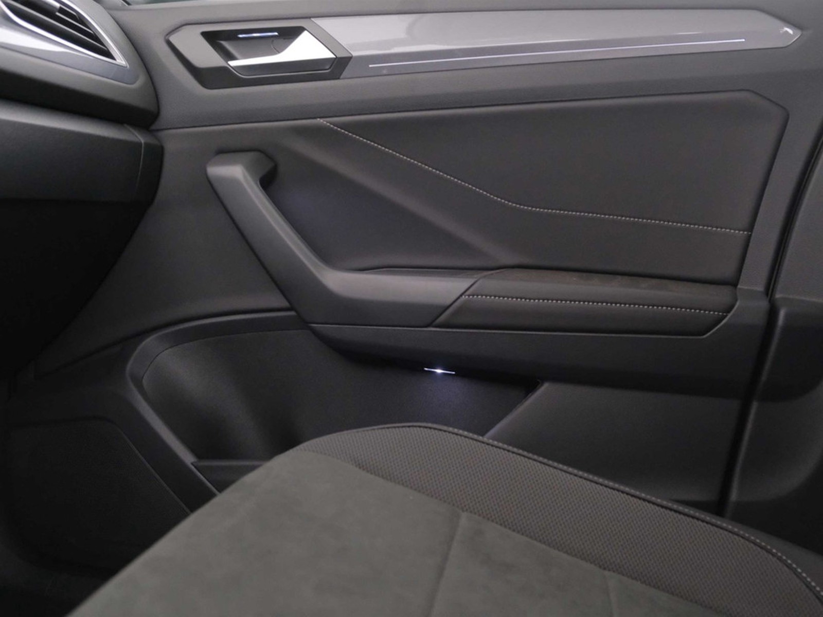 28 - Volkswagen T-Roc 1.5 tsi act style dsg