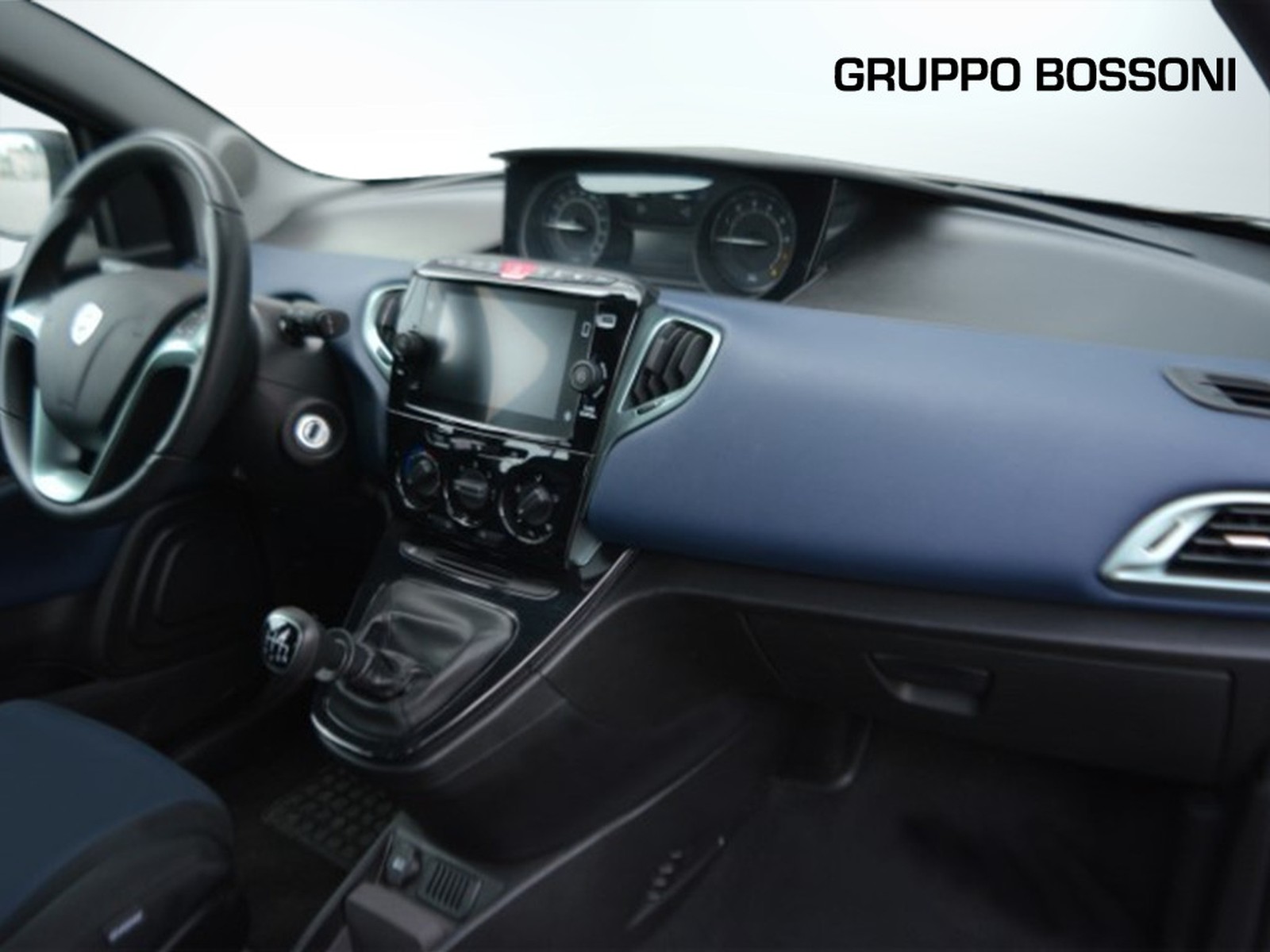 8 - Lancia Ypsilon 1.0 firefly hybrid 70cv platino s&s