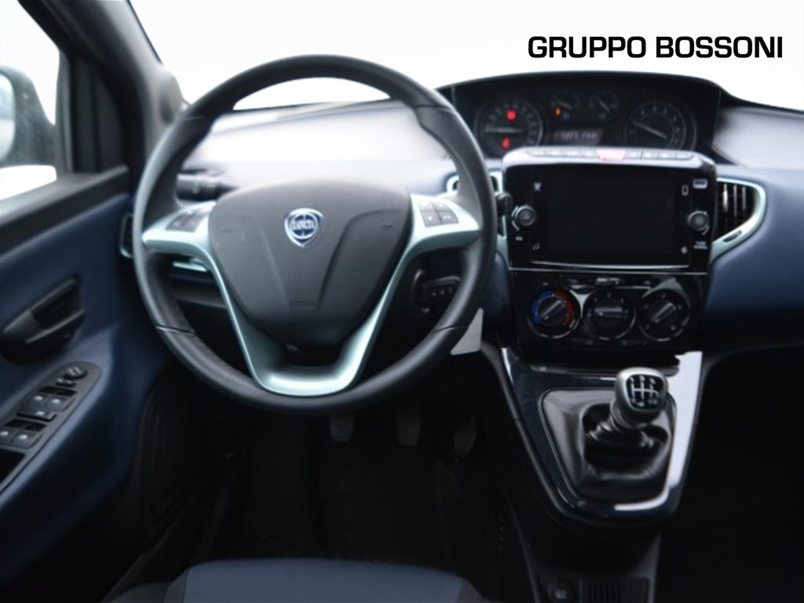 9 - Lancia Ypsilon 1.0 firefly hybrid 70cv platino s&s