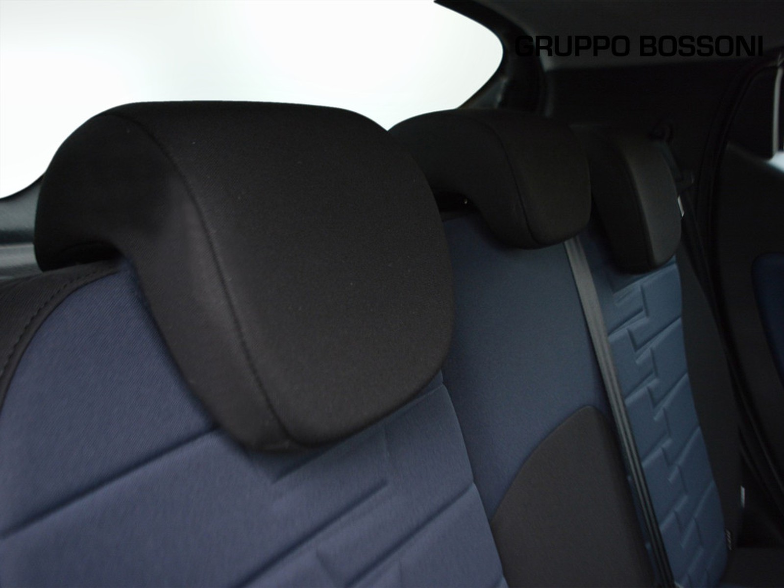 6 - Lancia Ypsilon 1.0 firefly hybrid 70cv platino s&s