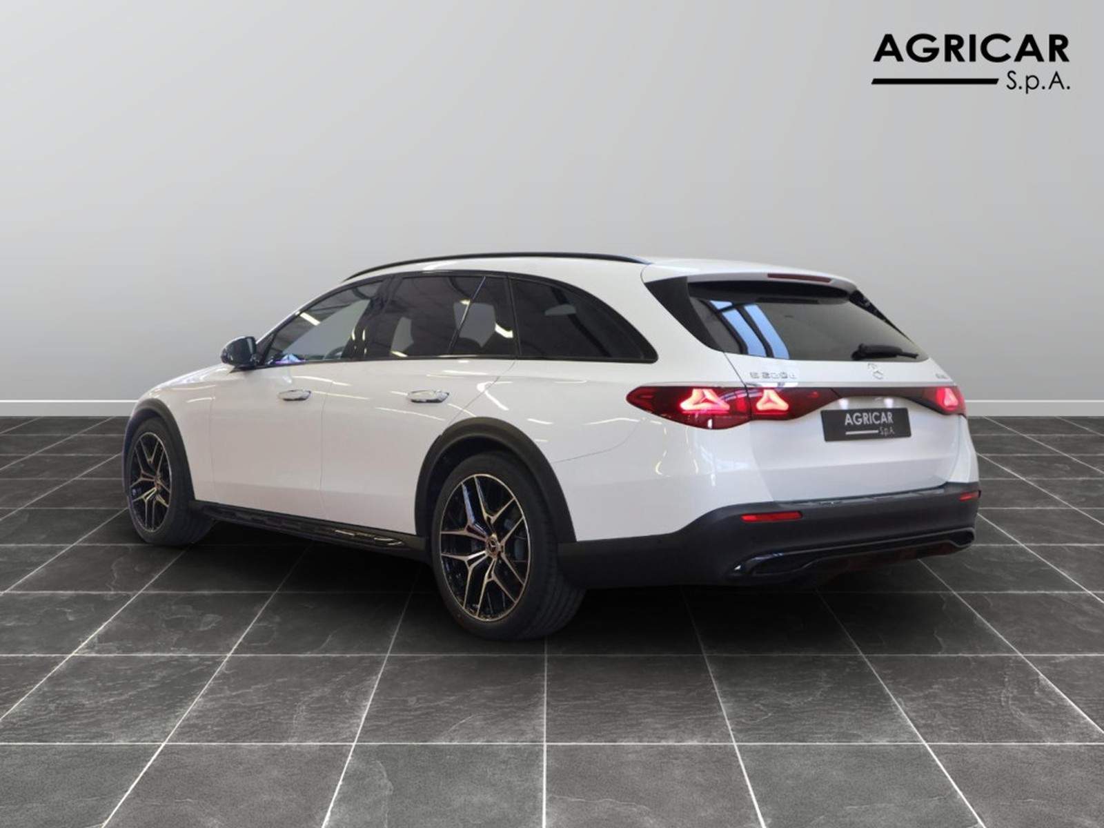 5 - Mercedes Classe E station wagon all-terrain 220 d premium 4matic 9g-tronic
