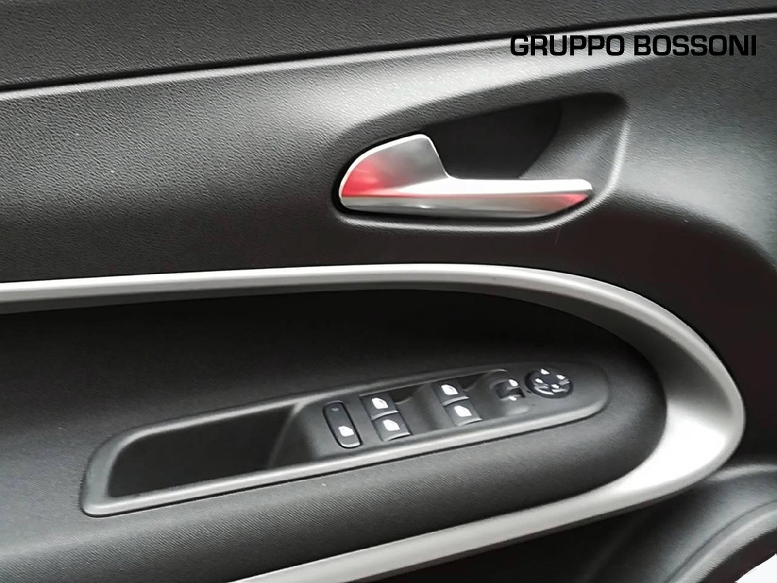 14 - Jeep Avenger 1.2 turbo 100cv longitude fwd