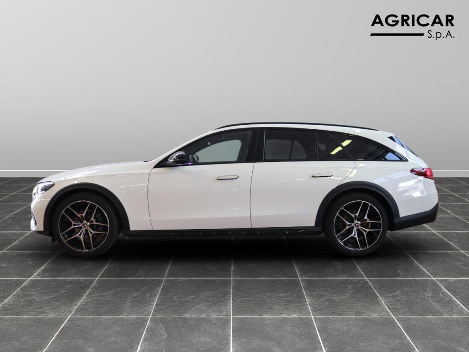 3 - Mercedes Classe E station wagon all-terrain 220 d premium 4matic 9g-tronic