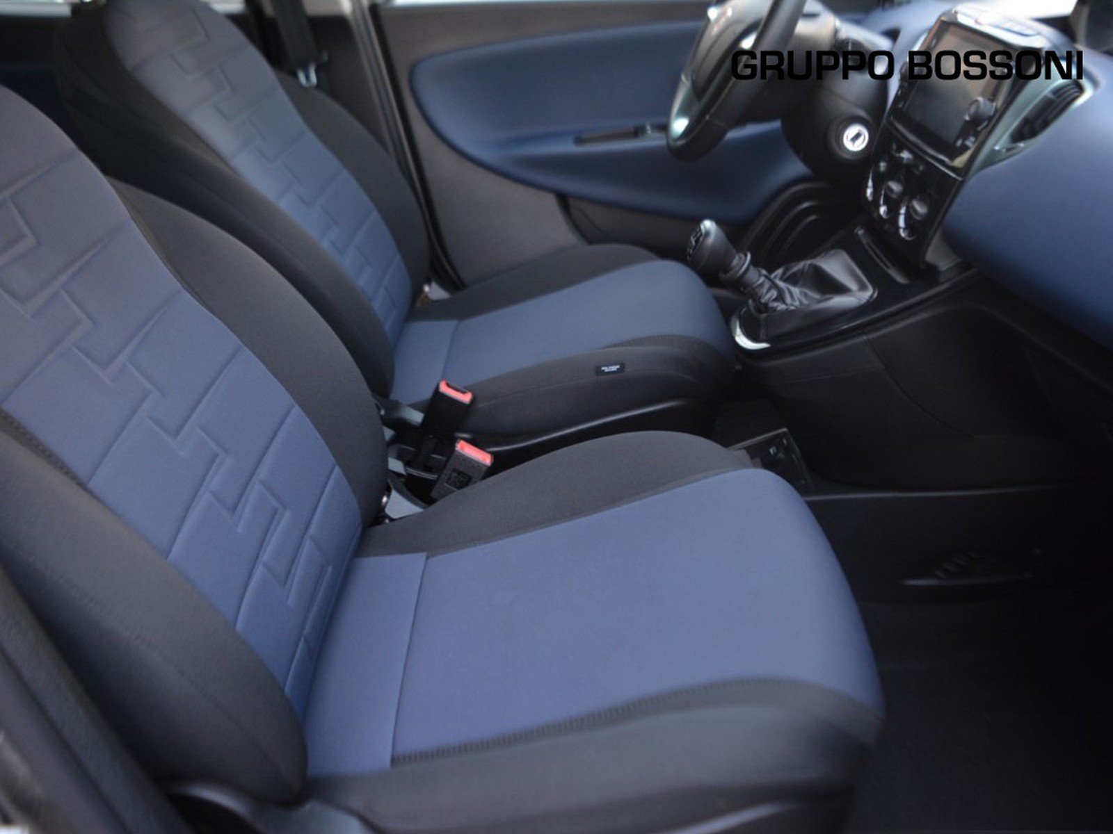 5 - Lancia Ypsilon 1.0 firefly hybrid 70cv platino s&s