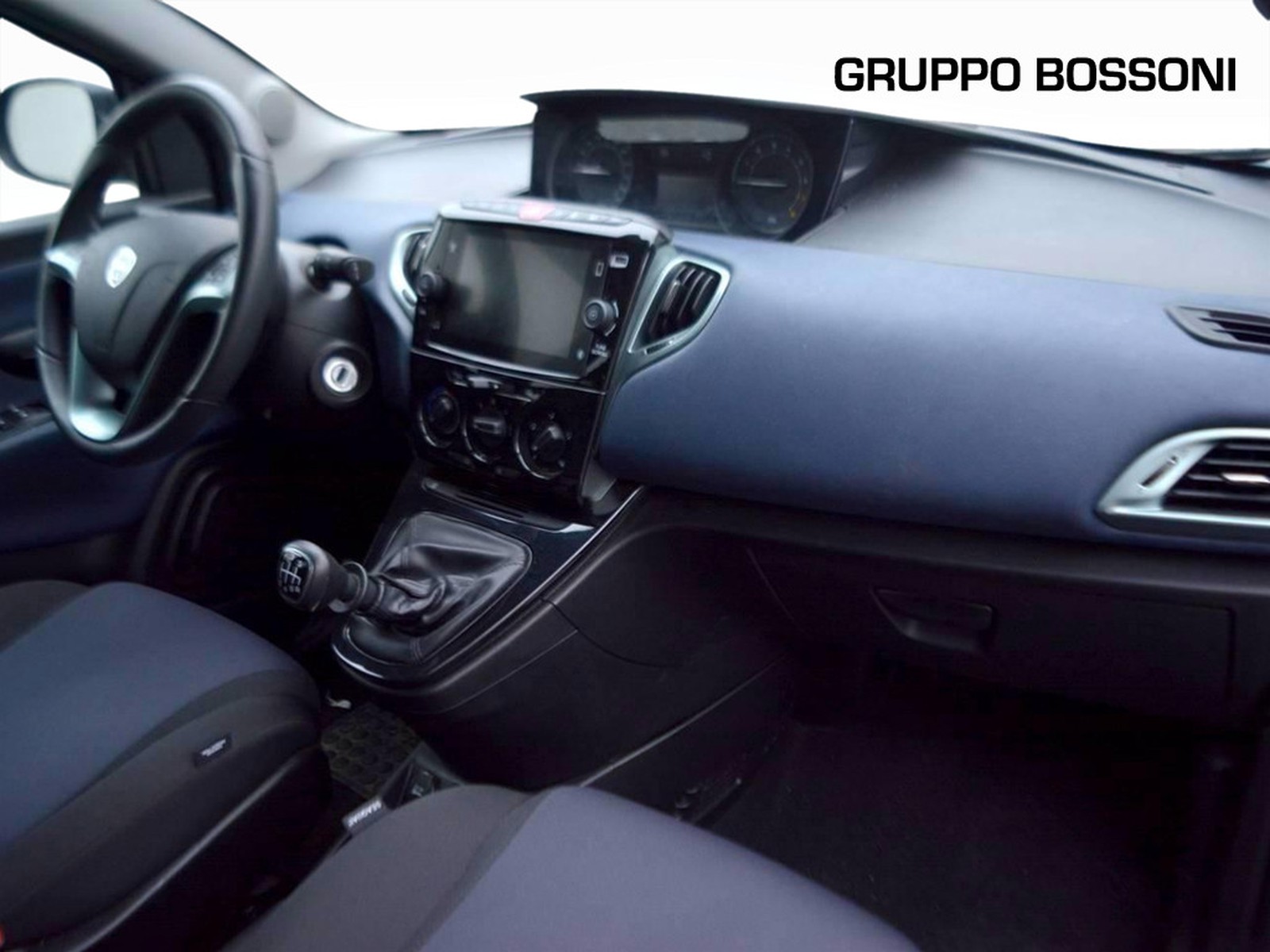 8 - Lancia Ypsilon 1.0 firefly hybrid 70cv platino s&s