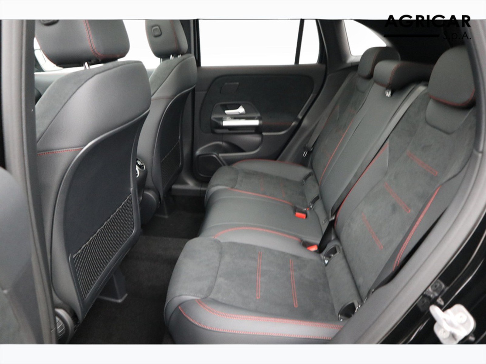 8 - Mercedes GLA 200 d amg line premium 8g-dct