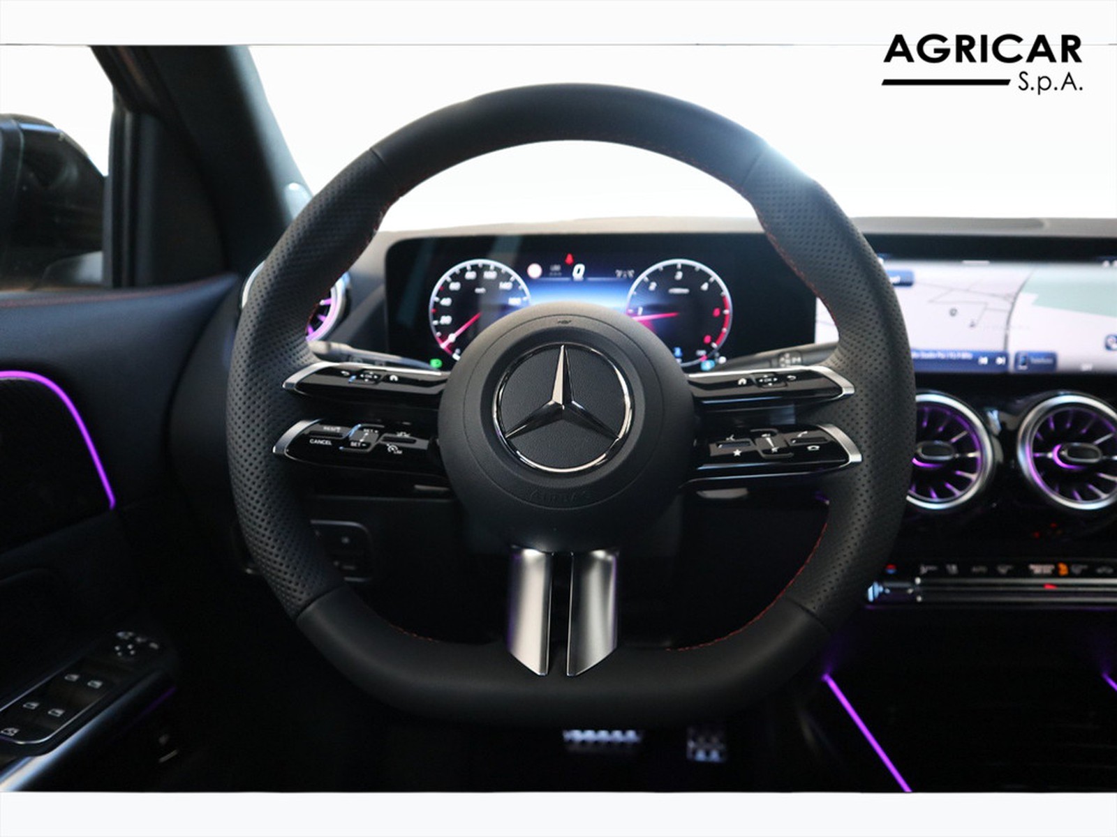 17 - Mercedes GLA 200 d amg line premium 8g-dct