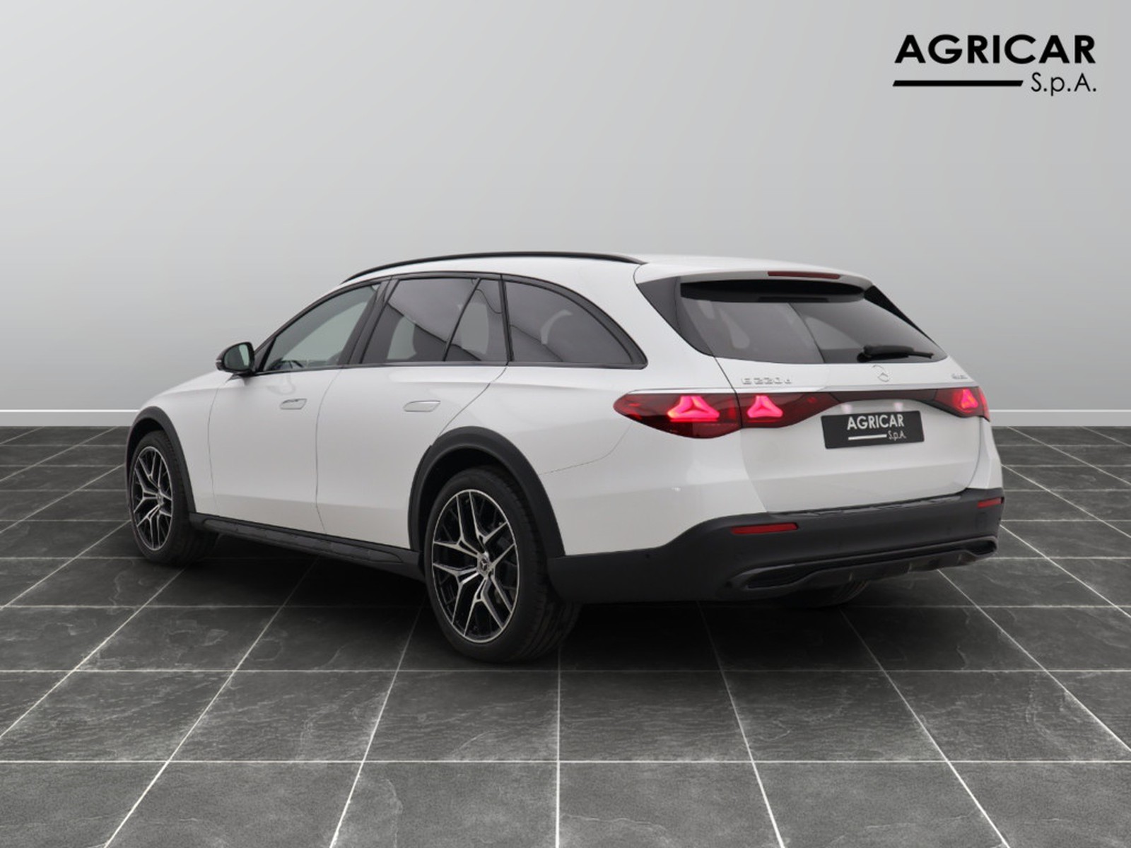 5 - Mercedes Classe E station wagon all-terrain 220 d premium 4matic 9g-tronic