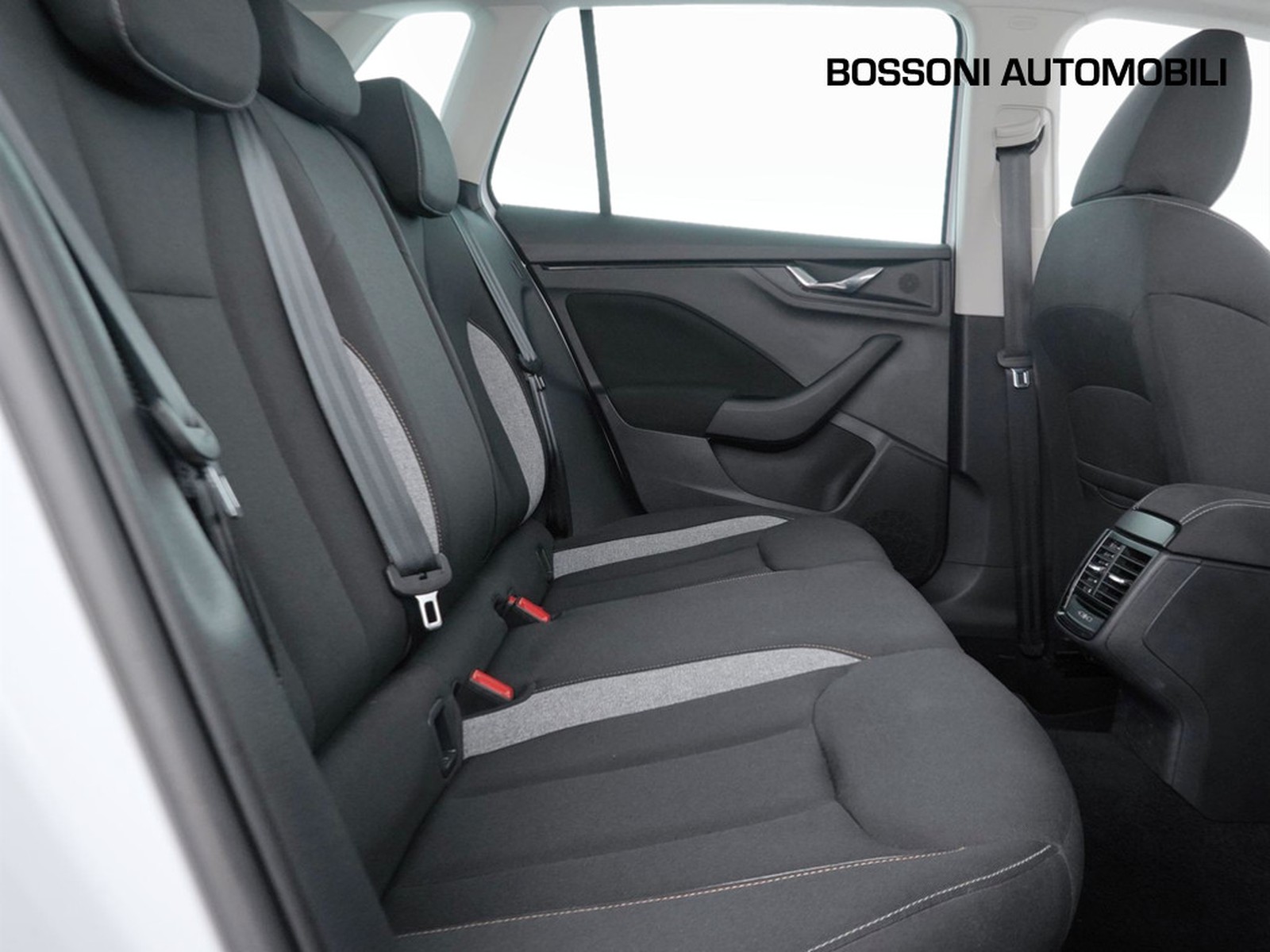 9 - Skoda Kamiq 1.5 tsi act 150cv 130 edition