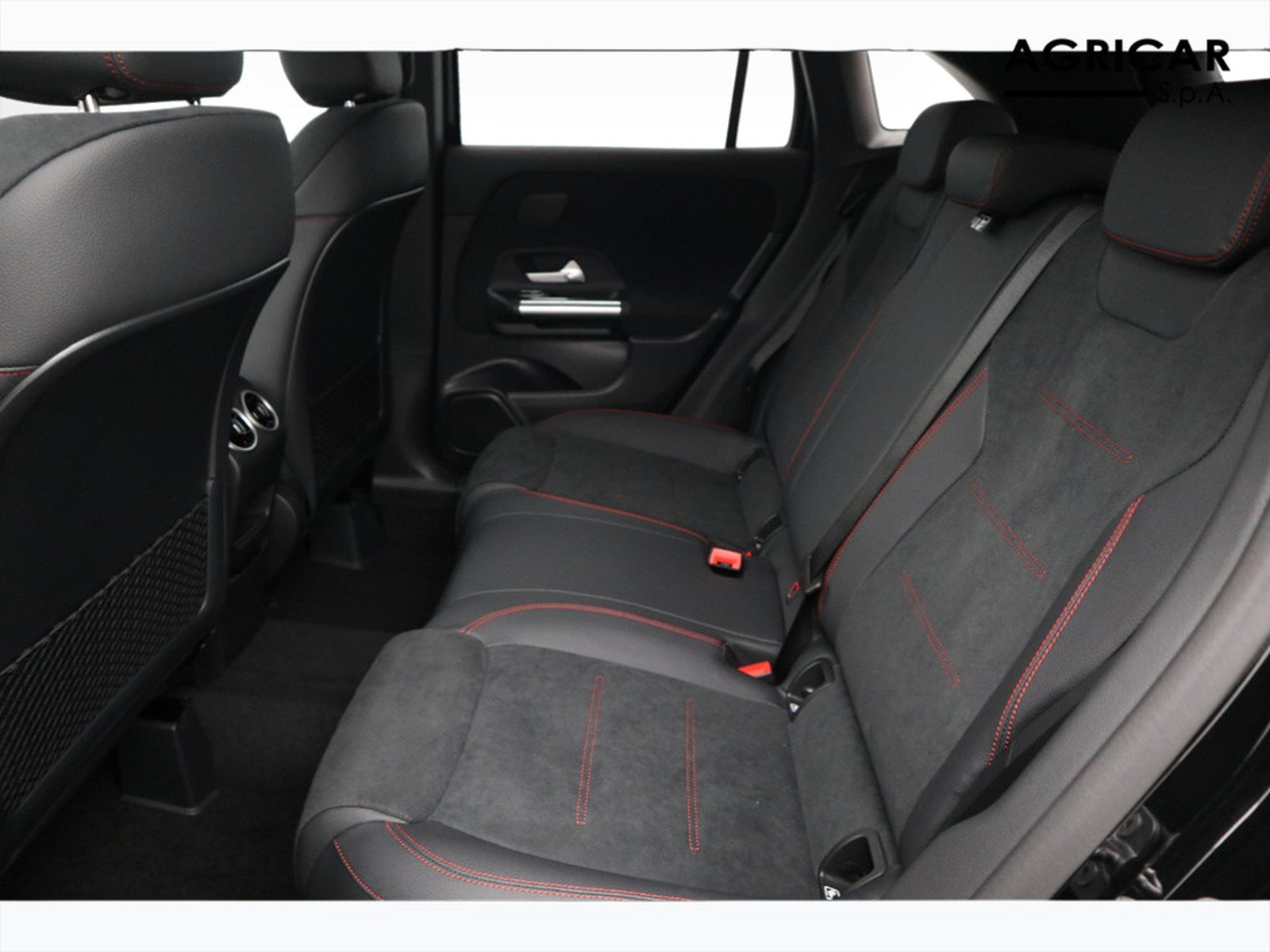 8 - Mercedes GLA 200 d amg line premium 8g-dct