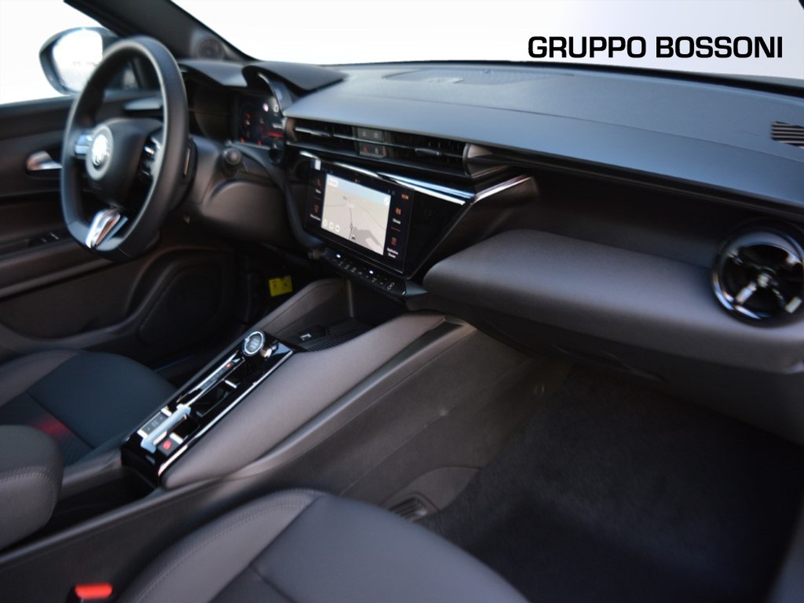 8 - Alfa Romeo Junior 1.2 hybrid 145cv ibrida q4 edct6