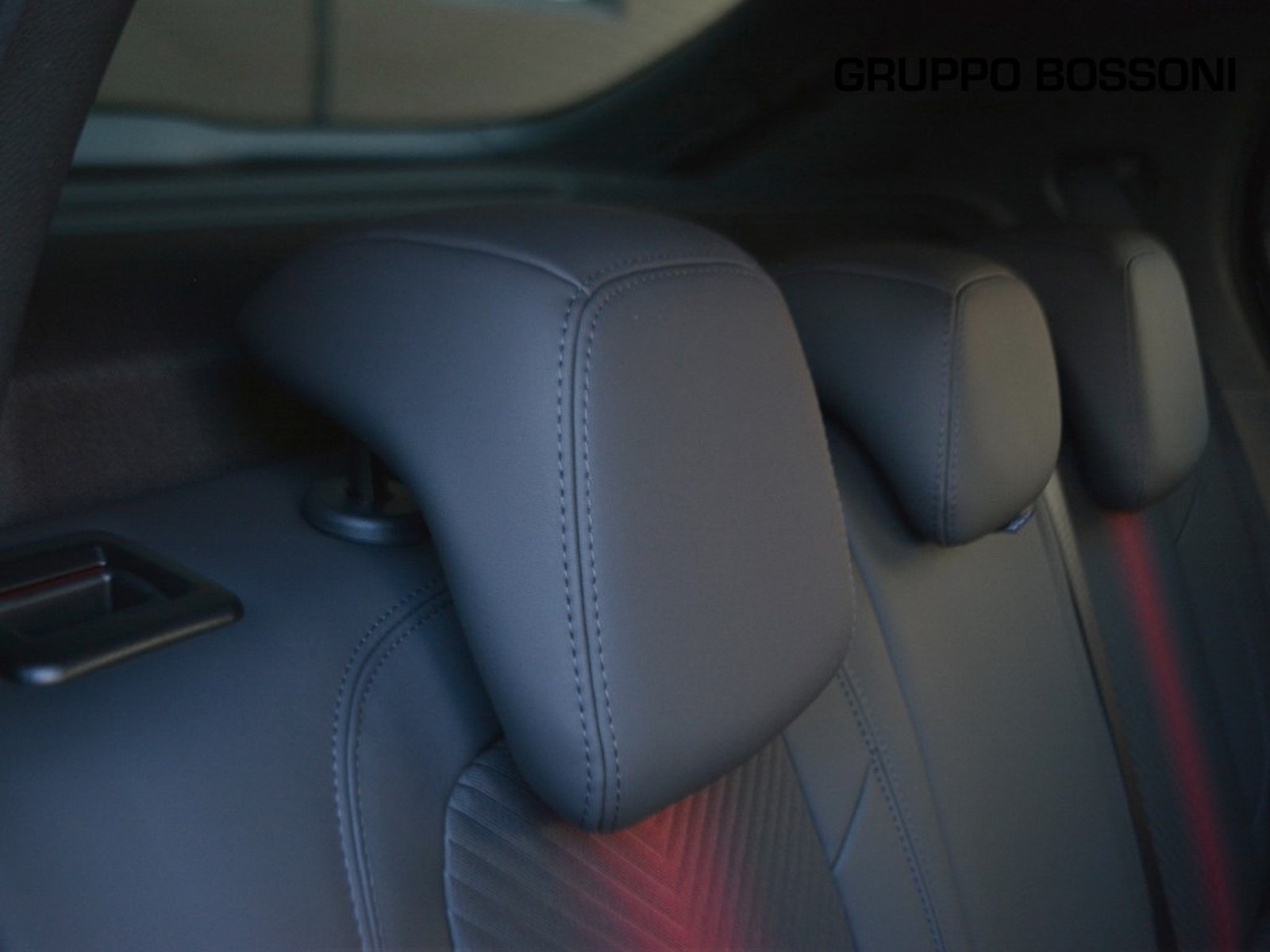 6 - Alfa Romeo Junior 1.2 hybrid 145cv ibrida q4 edct6