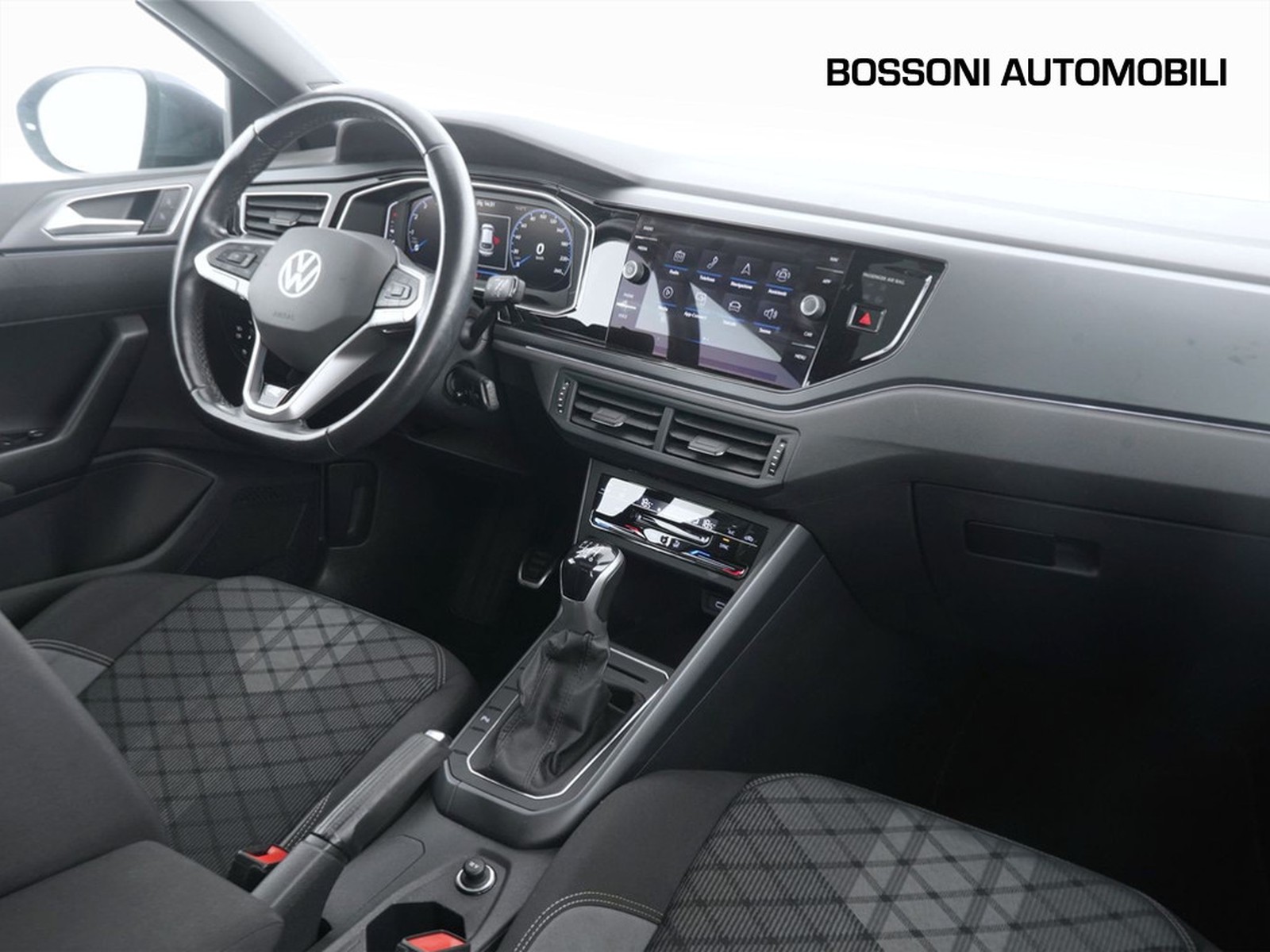 6 - Volkswagen Taigo 1.0 tsi 110cv r-line