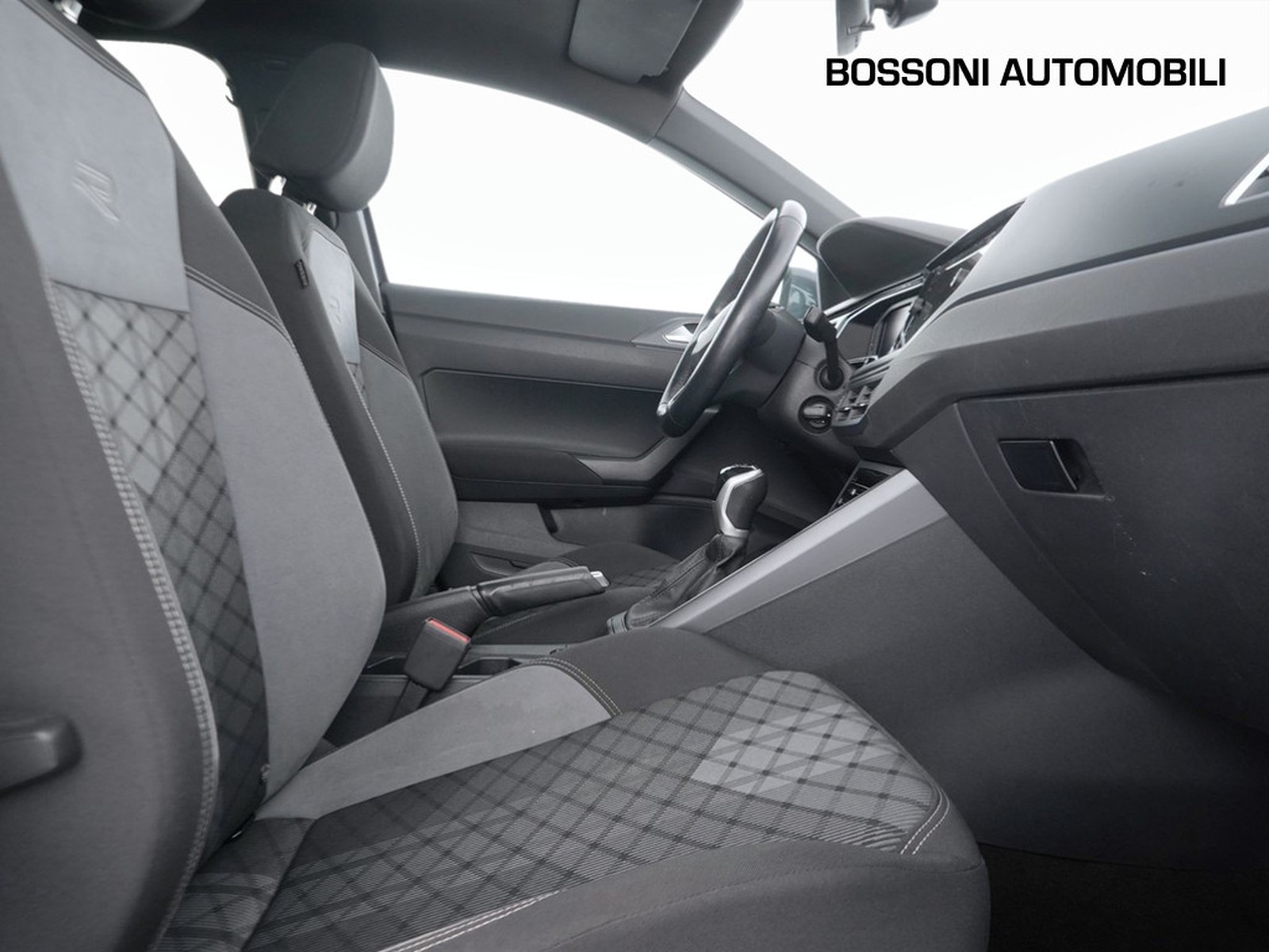 8 - Volkswagen Taigo 1.0 tsi 110cv r-line