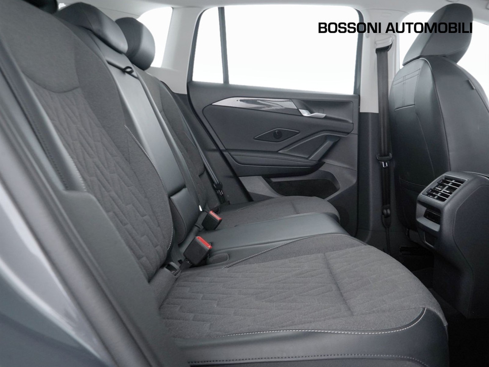 9 - Volkswagen Tiguan 2.0 tdi scr 150cv r-line plus dsg