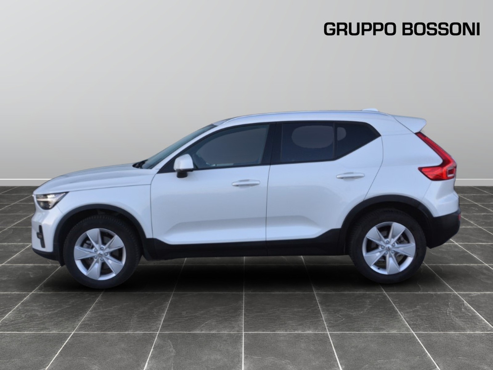24 - Volvo XC40 2.0 b3 core automatico