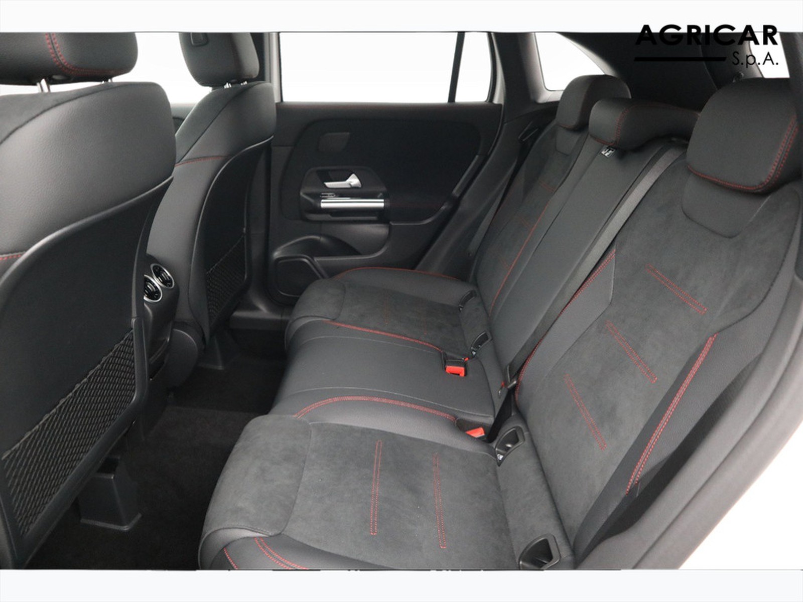 8 - Mercedes GLA 200 d amg line premium 8g-dct