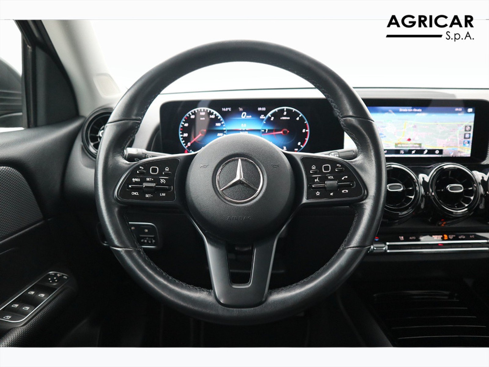 16 - Mercedes GLB 180 d business 8g-dct