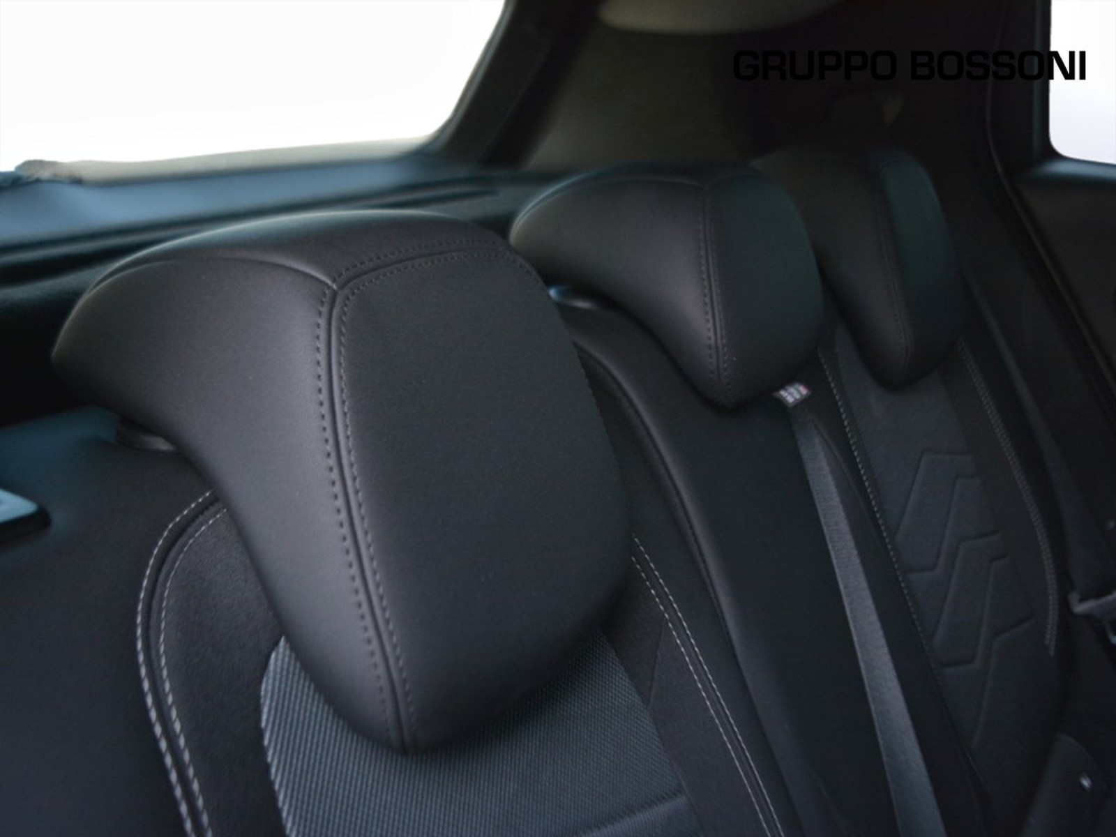 6 - Jeep Avenger 1.2 turbo 100cv summit fwd