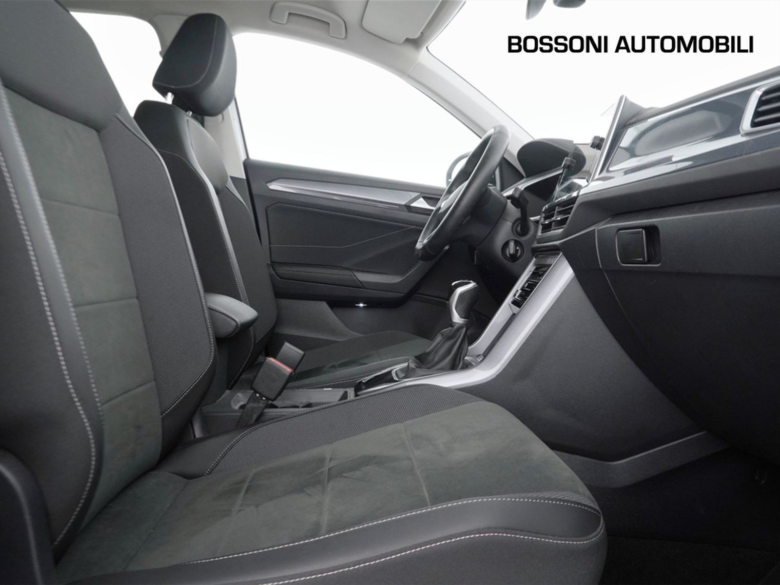 8 - Volkswagen T-Roc 1.0 tsi 110cv style