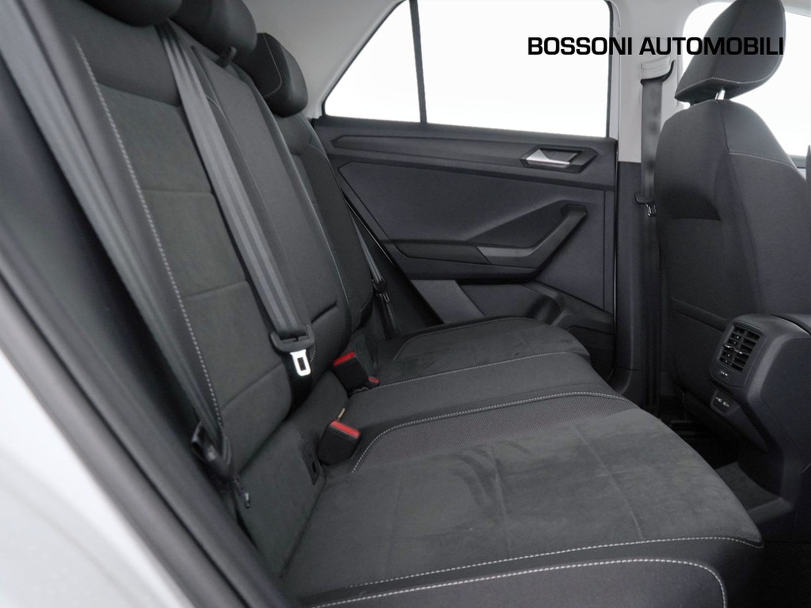 9 - Volkswagen T-Roc 1.0 tsi 110cv style