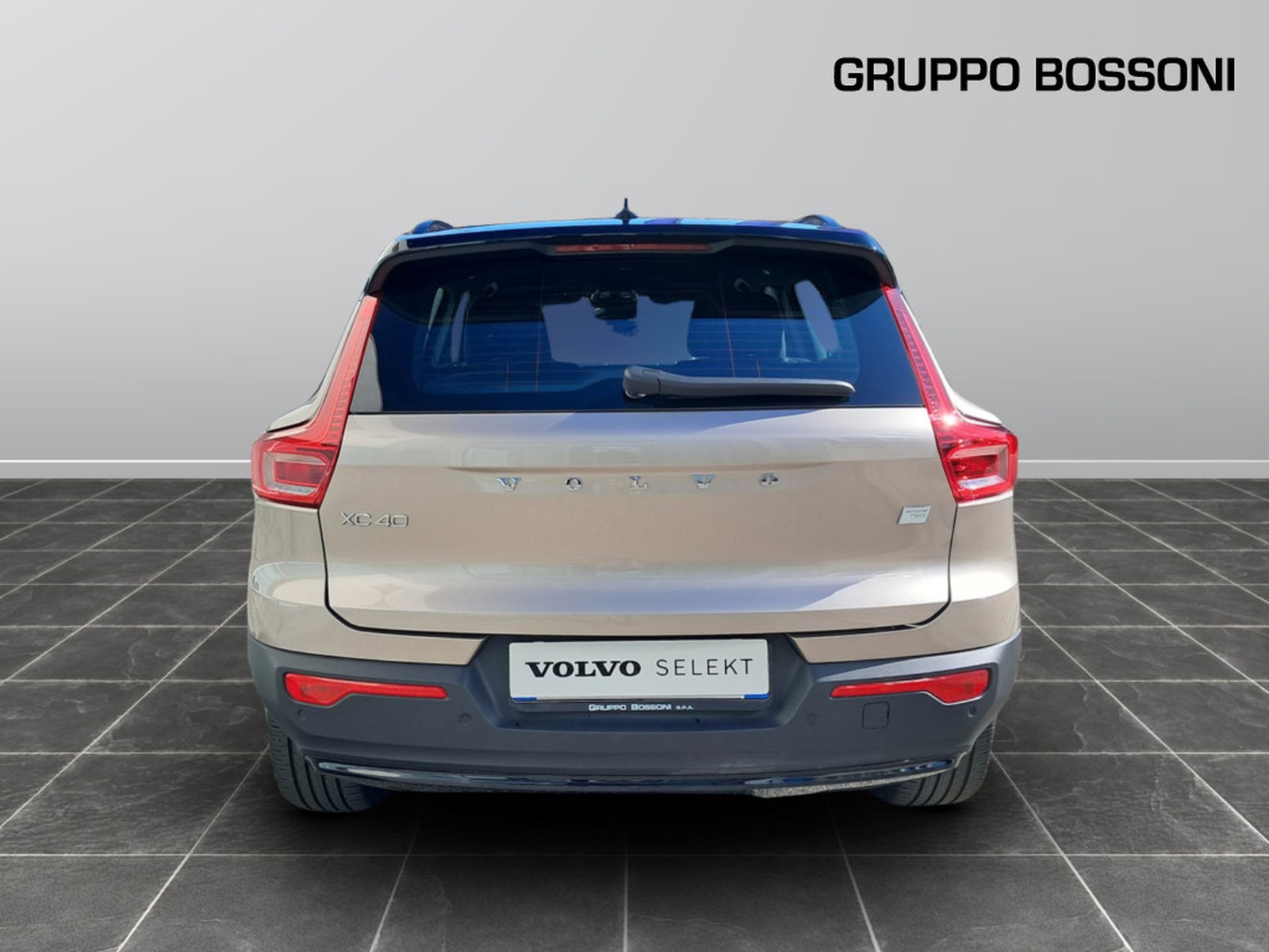 5 - Volvo XC40 82kwh twin motor plus awd edt