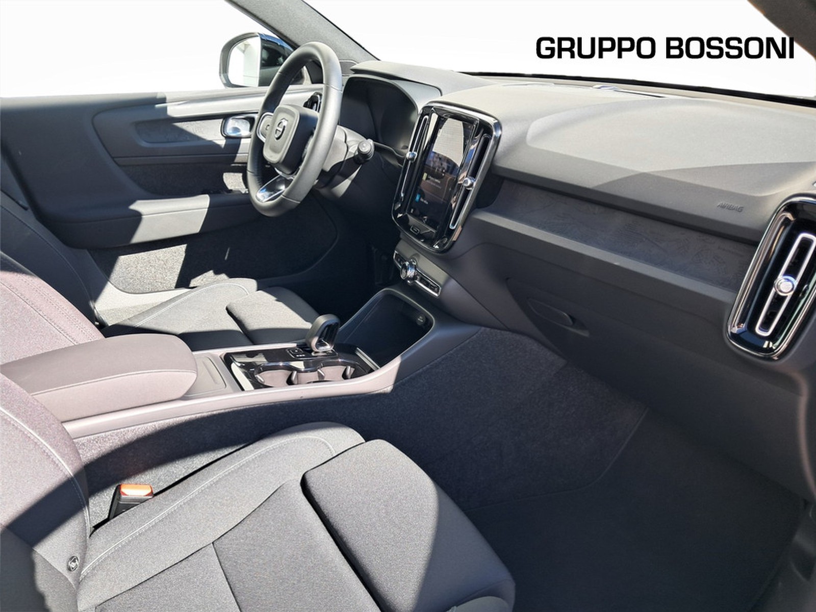 6 - Volvo XC40 82kwh twin motor plus awd edt