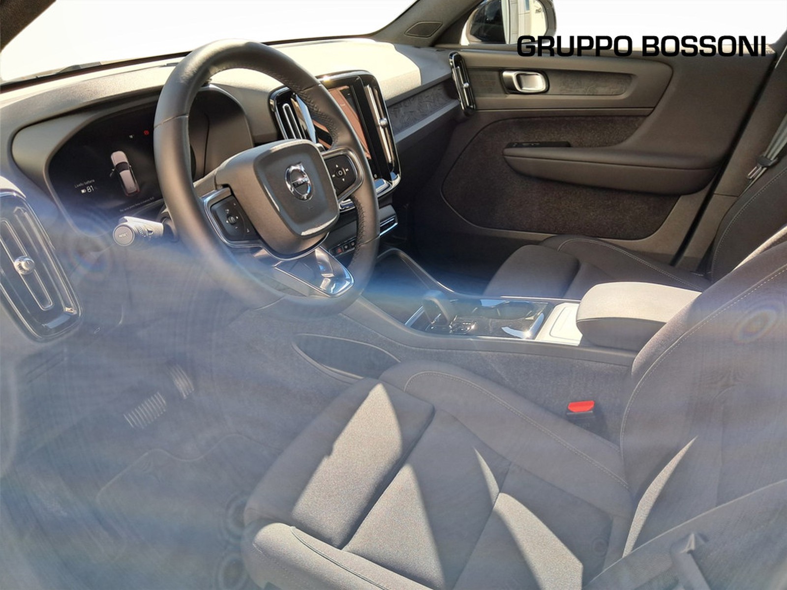 15 - Volvo XC40 82kwh twin motor plus awd edt