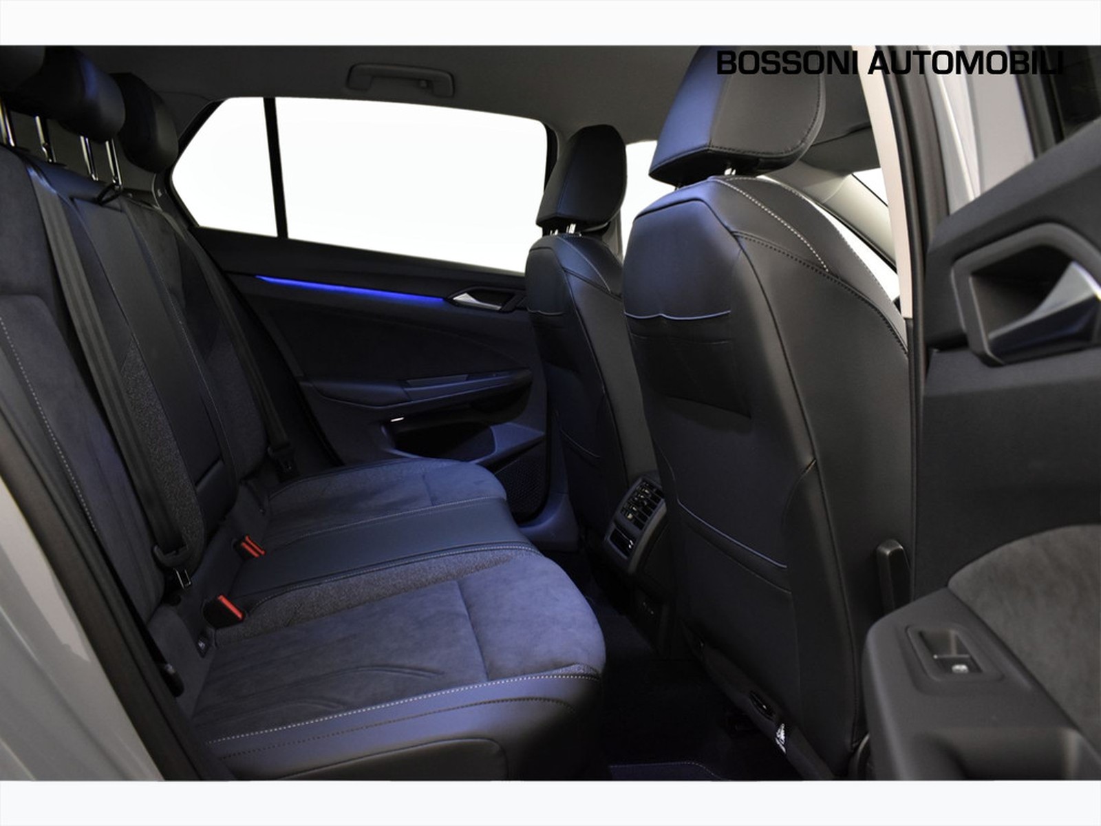 9 - Volkswagen Golf 1.5 tsi ehybrid 204cv style dsg