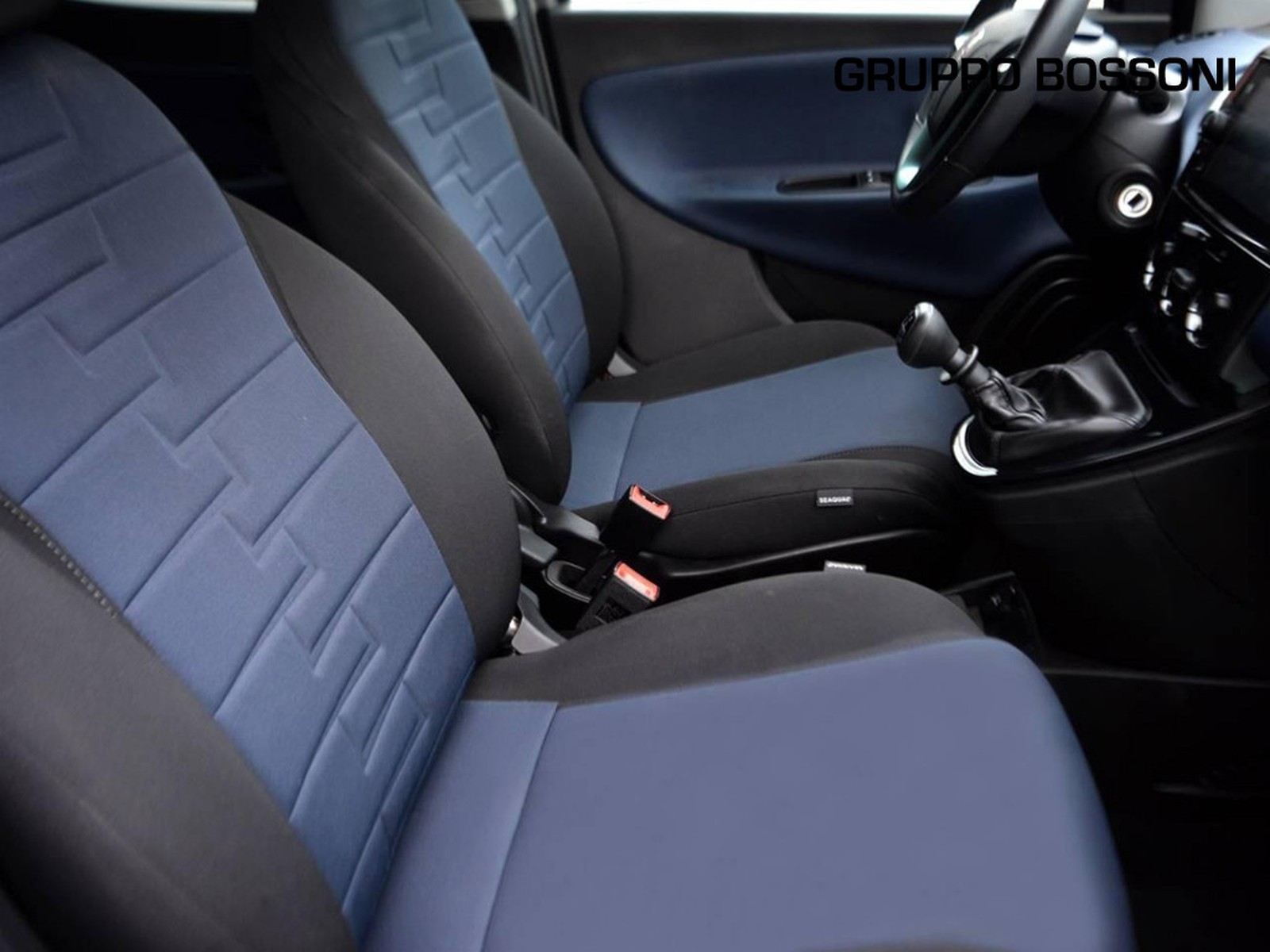 5 - Lancia Ypsilon 1.0 firefly hybrid 70cv platino s&s