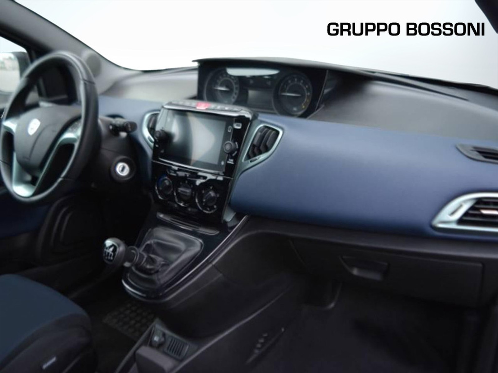 8 - Lancia Ypsilon 1.0 firefly hybrid 70cv platino s&s