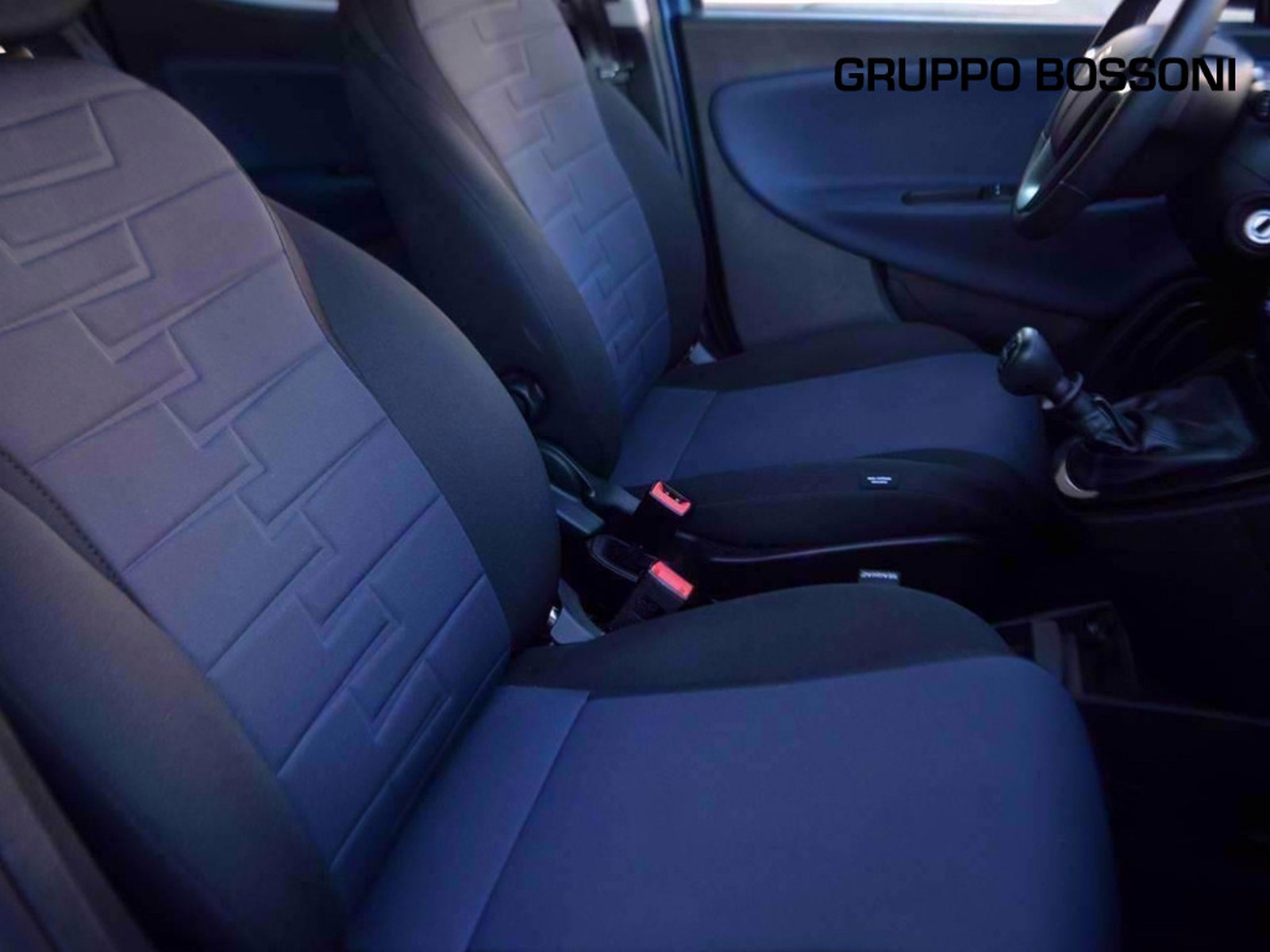 5 - Lancia Ypsilon 1.0 firefly hybrid 70cv platino s&s