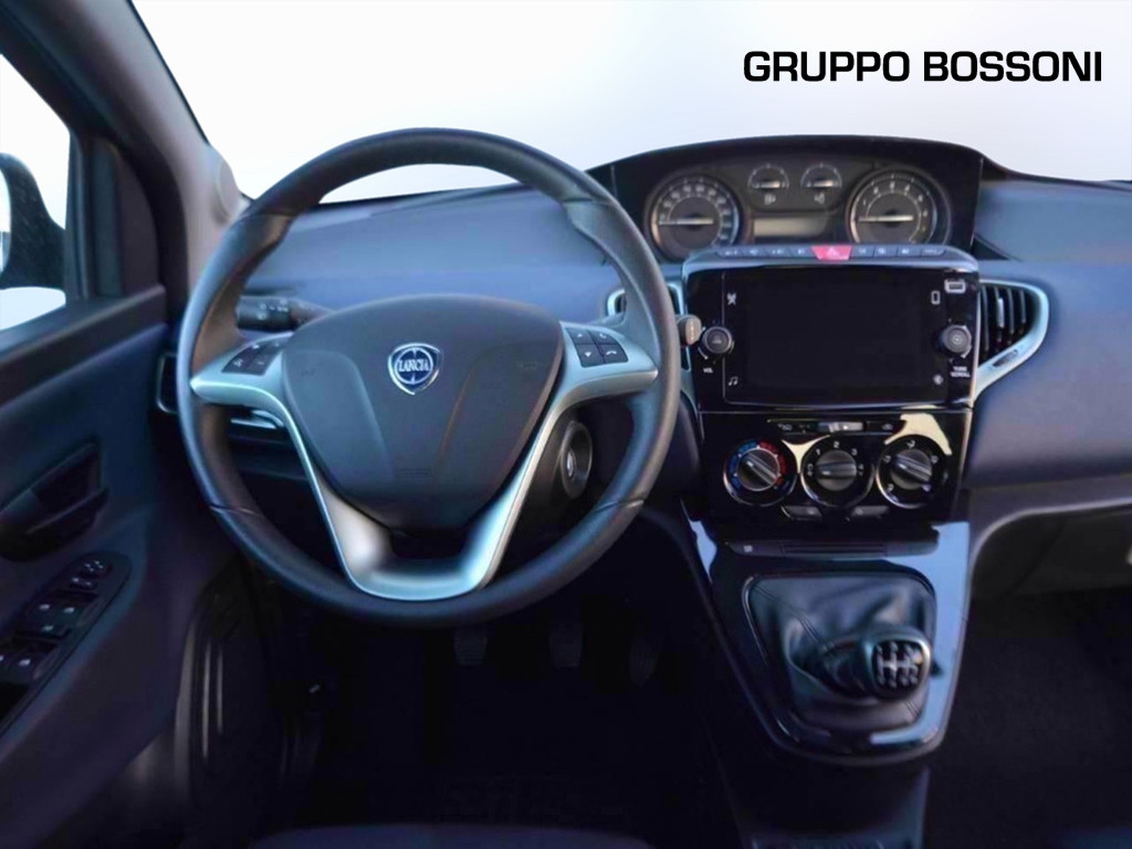 9 - Lancia Ypsilon 1.0 firefly hybrid 70cv platino s&s