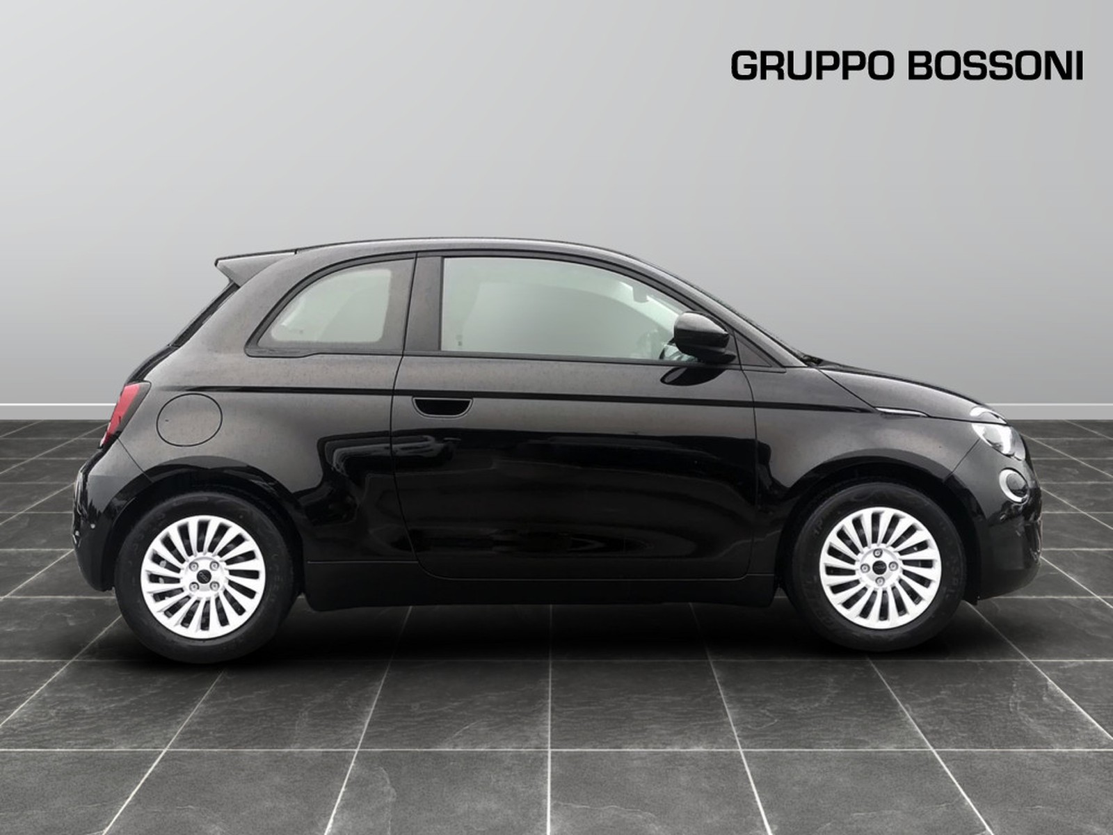 4 - Fiat 500 500e 42 kwh entry pack tech