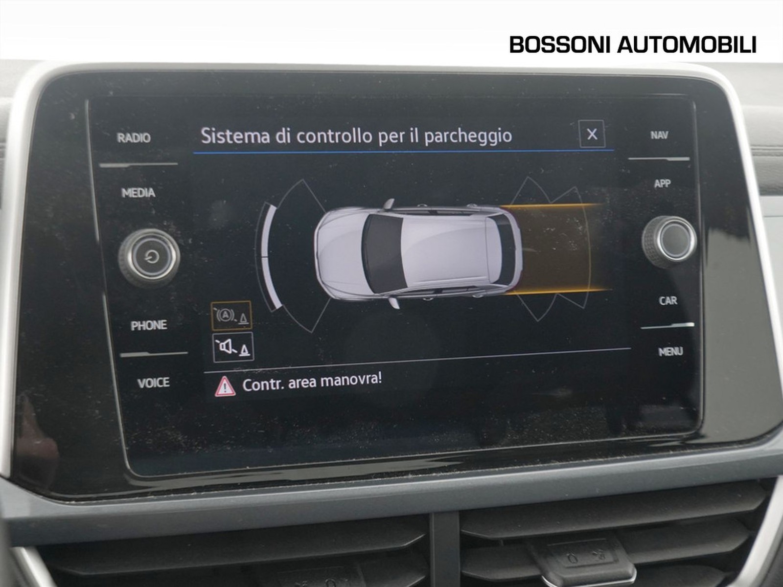 28 - Volkswagen T-Roc 1.0 tsi 110cv style