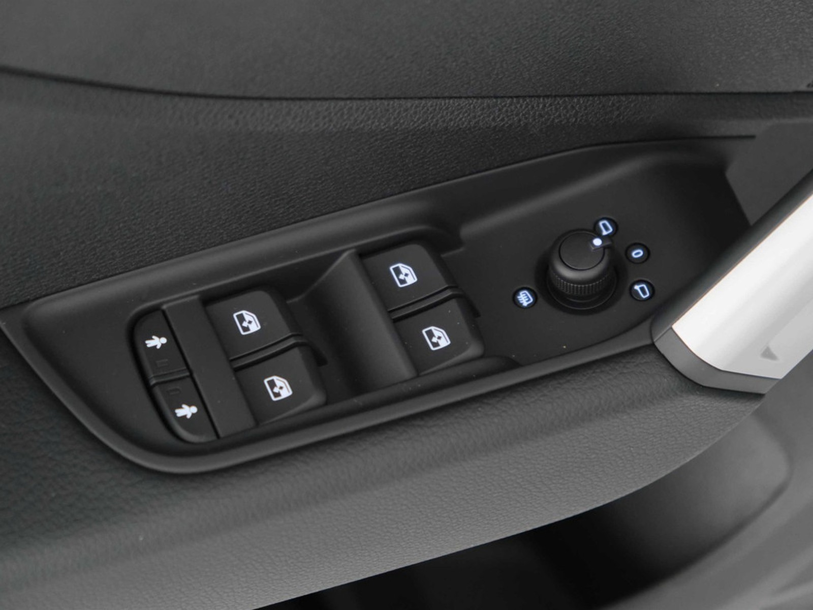 24 - Audi Q2 35 2.0 tdi business s tronic