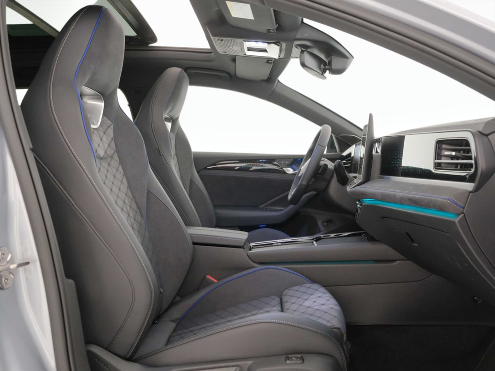 8 - Volkswagen Passat 1.5 etsi act 150cv r-line dsg