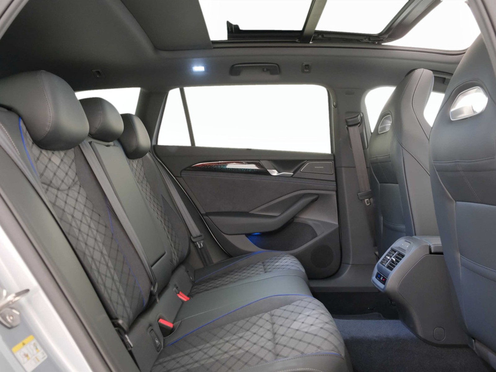 9 - Volkswagen Passat 1.5 etsi act 150cv r-line dsg