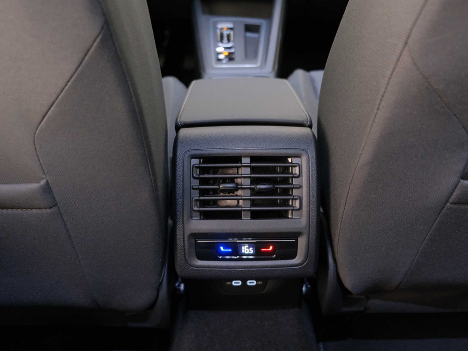 35 - Volkswagen Golf 1.5 tsi ehybrid 204cv edition plus dsg