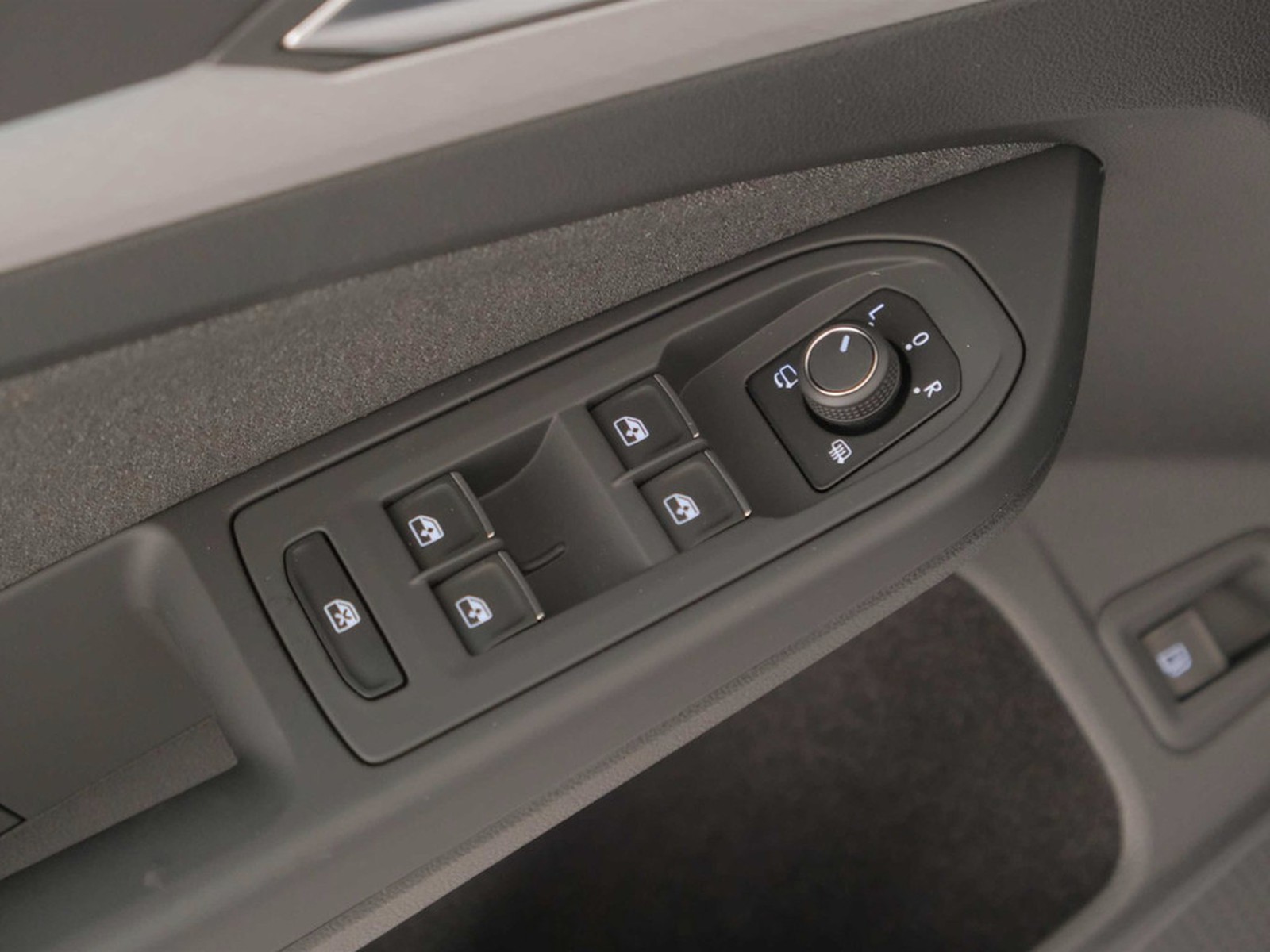 24 - Volkswagen Golf 1.5 tsi ehybrid 204cv edition plus dsg