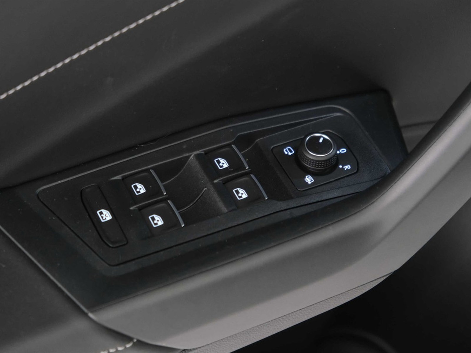 23 - Volkswagen T-Roc 1.0 tsi 115cv r-line plus