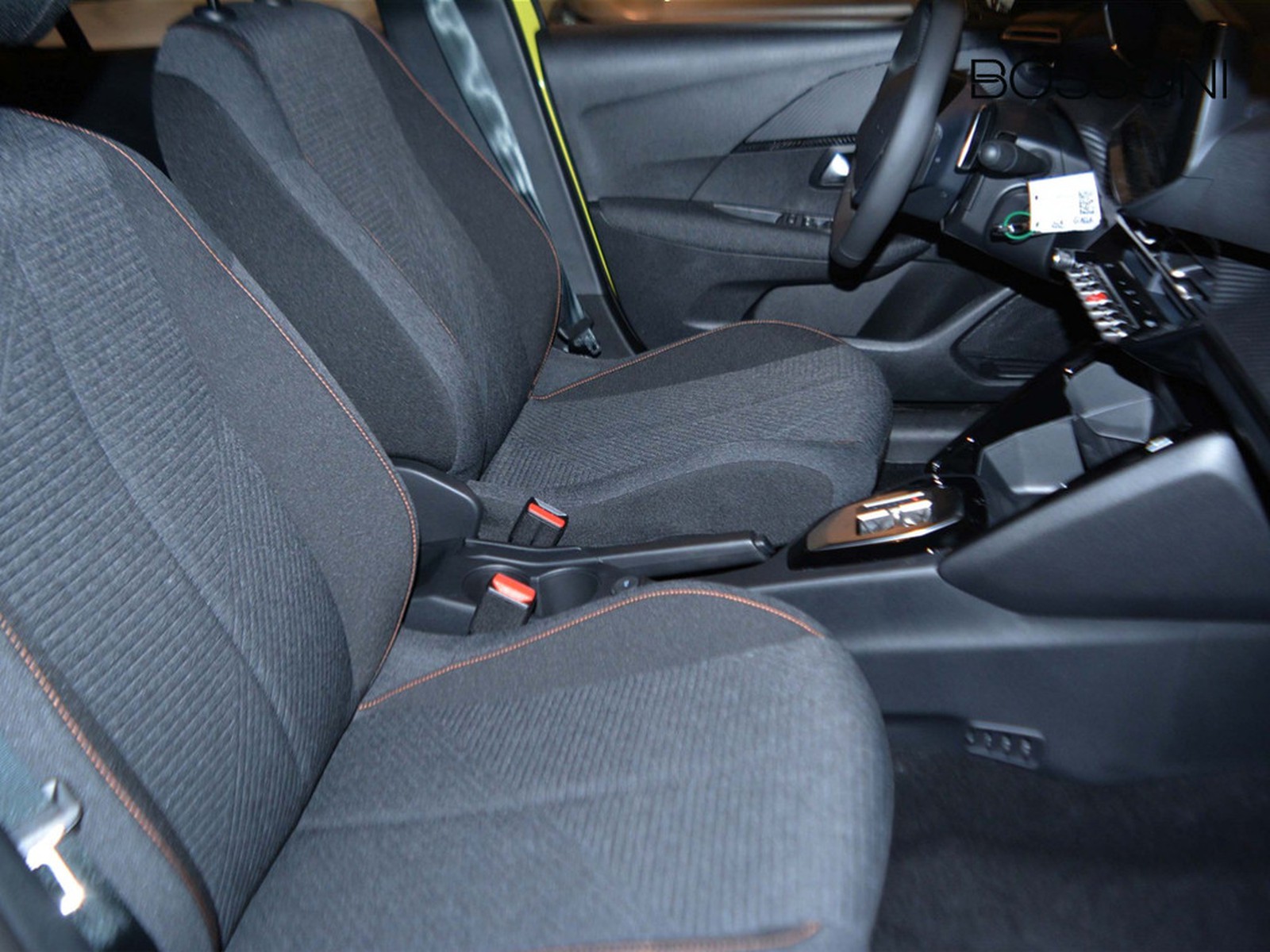 5 - Peugeot 208 1.2 hybrid 48v 110cv style e-dcs6