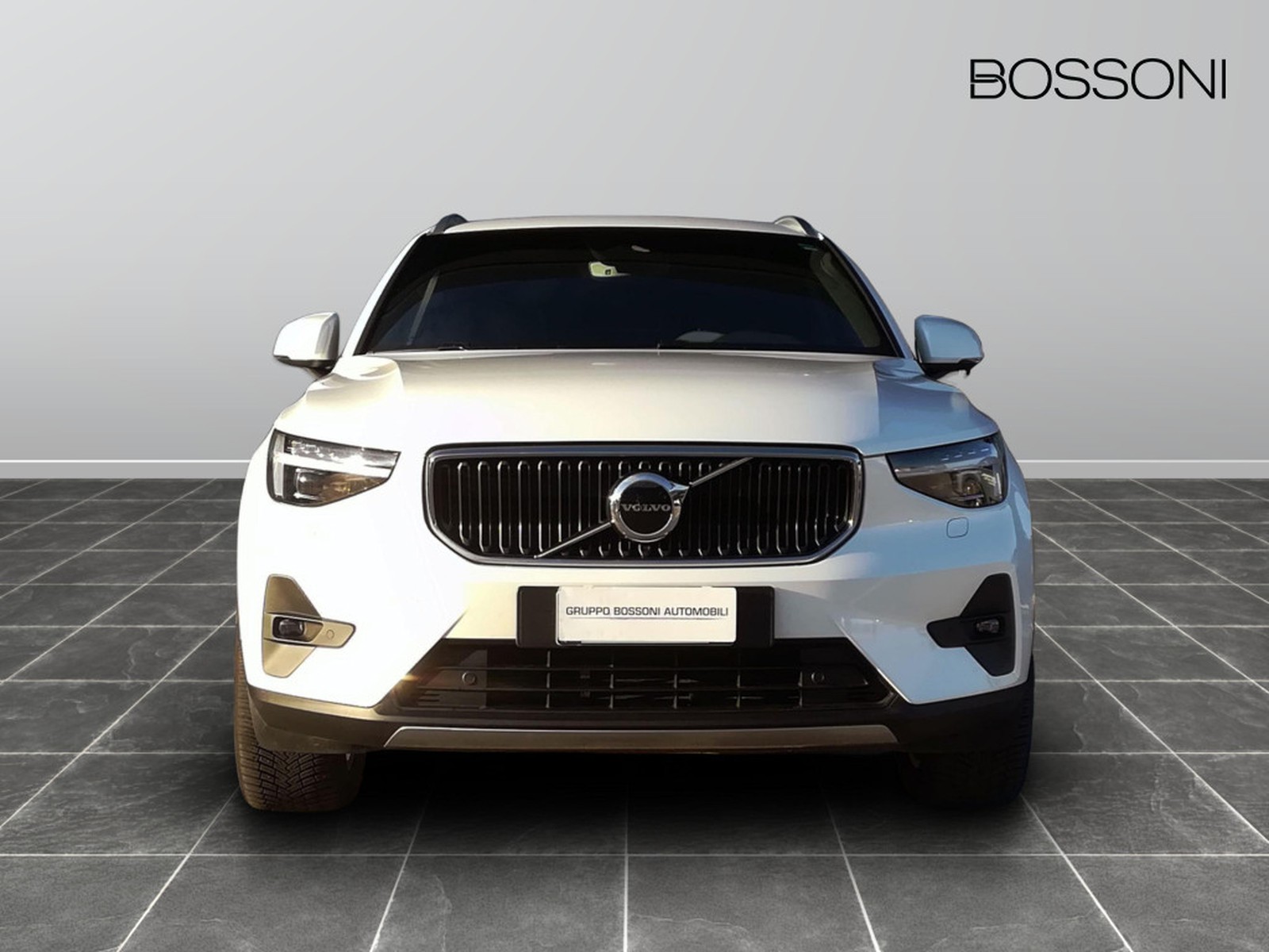 2 - Volvo XC40 2.0 b3 core automatico